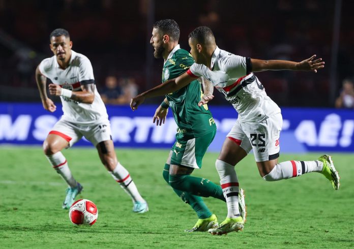 Jogadores e dirigentes do São Paulo precisam ser contidos pela Polícia Militar