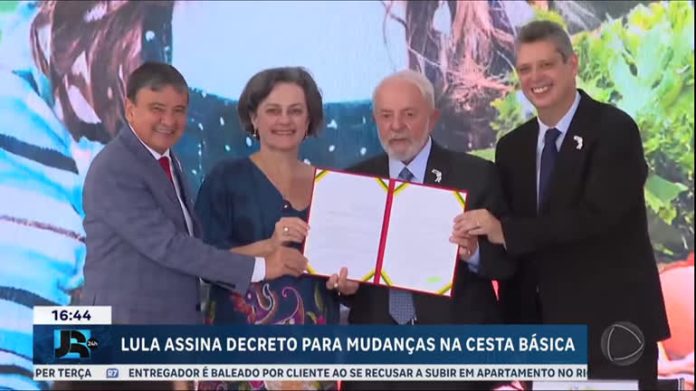 Lula assina decreto para tornar cesta básica mais saudável - JR 24H