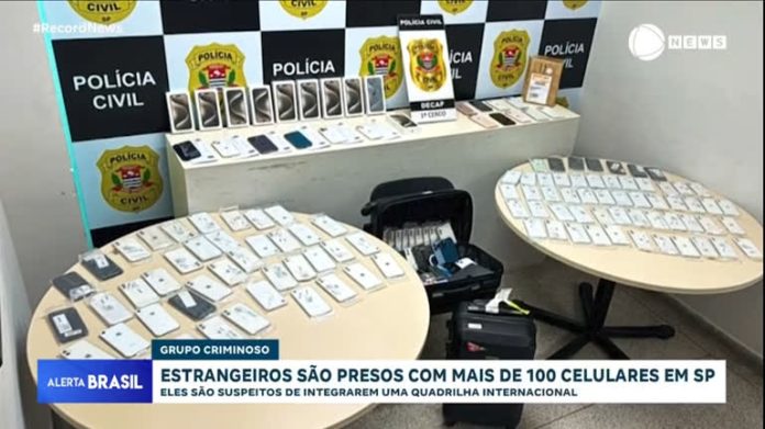 Mais de 100 celulares são encontrados com estrangeiros suspeitos de integrar quadrilha - Notícias