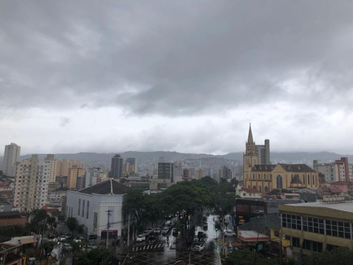 Metade da chuva esperada para todo mês de março em BH pode cair até segunda-feira