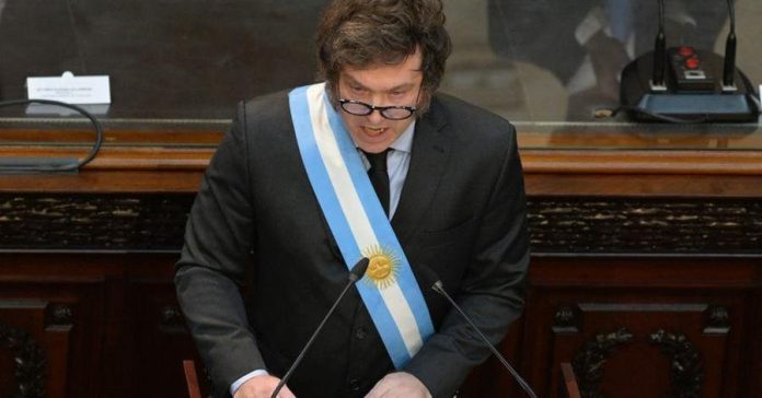 Milei alerta Congresso argentino que governará “com ou sem” apoio político