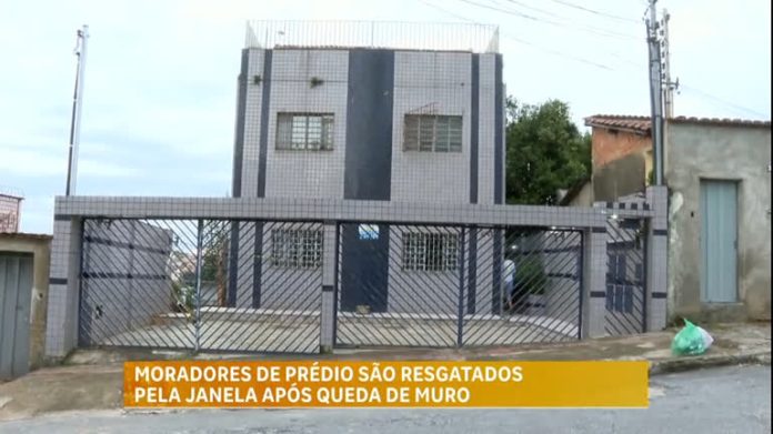 Moradores de prédio são resgatados pela janela após queda de muro em BH