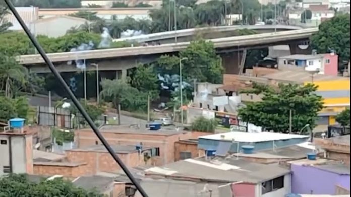 Moradores registram confronto entre torcedores do Atlético e Cruzeiro neste sábado (02) em BH