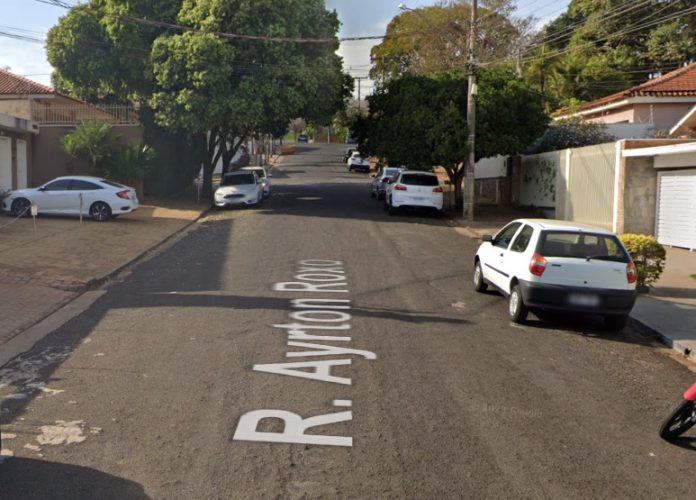 Moto colide com árvore na Rua Ayrton Roxo em Ribeirão Preto