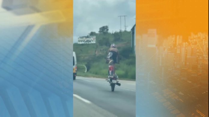 Motociclista faz manobra perigosa e se arrisca na rodovia BR-262 em Minas Gerais