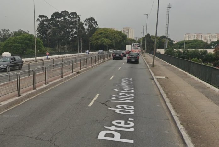 Motociclista fica ferido após colidir com muro na Ponte da Vila Guilherme