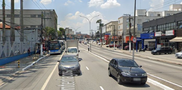 Motociclista fica ferido após queda na Avenida Interlagos