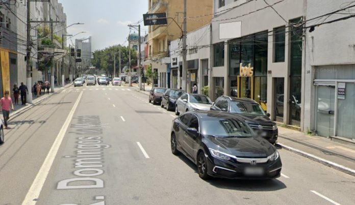 Motociclista fica ferido após queda na Rua Domingos de Morais