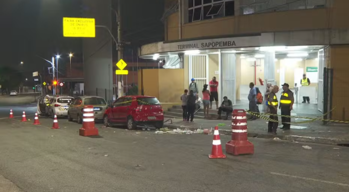 Motorista de carro perde o controle e atropela ambulantes e clientes em frente ao Terminal Sapopemba