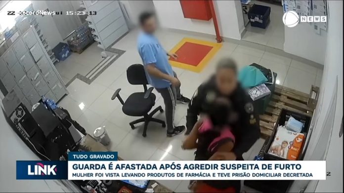 Mulher é agredida por guarda municipal após furtar farmácia, em Varginha; assista