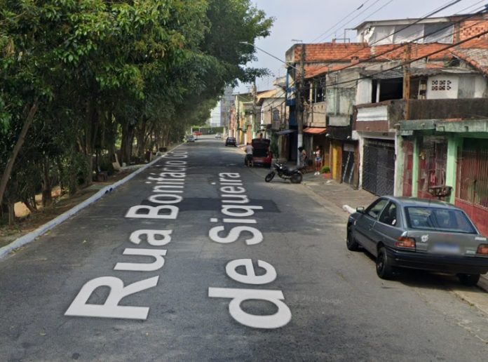 Mulher fica ferida após ser atropelada por automóvel na Rua Bonifácio Gomes de Siqueira