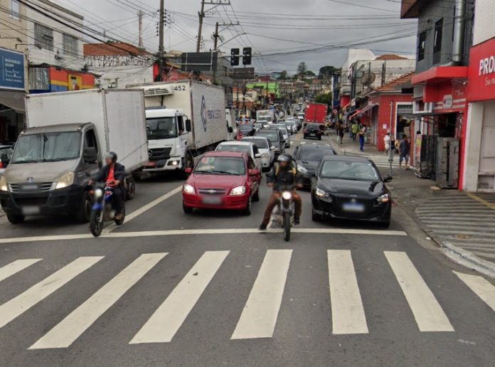 Mulher fica ferida após ser atropelada por automóvel na Rua Zilda