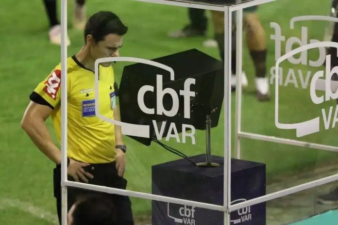 No Campeonato Brasileiro, árbitros irão explicar decisões do VAR ao público - Papo na Colina