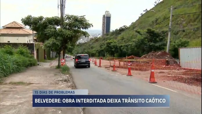 Obra interditada deixa trânsito caótico em área nobre de BH