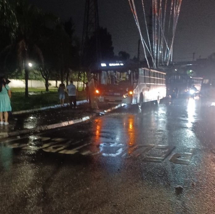 Ônibus colide com poste na Avenida Presidente Kenedy em Osasco