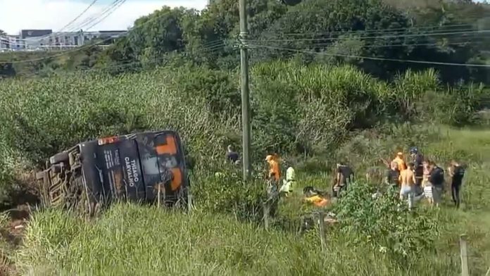 Ônibus do cantor Thiago Carvalho tomba no Sul de Minas