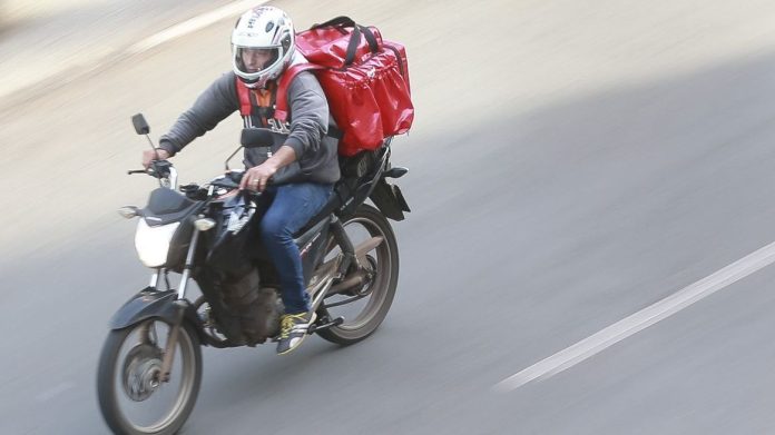 Parlamentares querem incluir entregadores de moto e bike em projeto sobre motoristas por app - Notícias