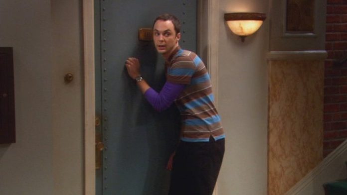 por que Sheldon sempre bate 3 vezes na porta?