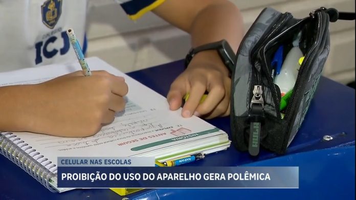 Proibição do uso de celular em escolas causa controvérsia