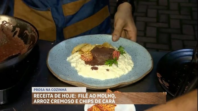 Prosa na Cozinha: aprenda a fazer filé ao molho de vinho, arroz cremoso e chips de cará