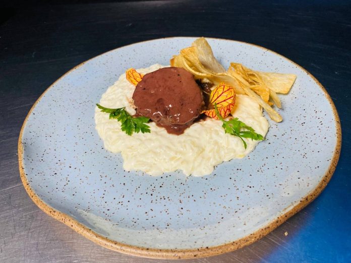 Prosa na Cozinha: aprenda a fazer filé mignon com molho de vinho e arroz cremoso de queijo canastra