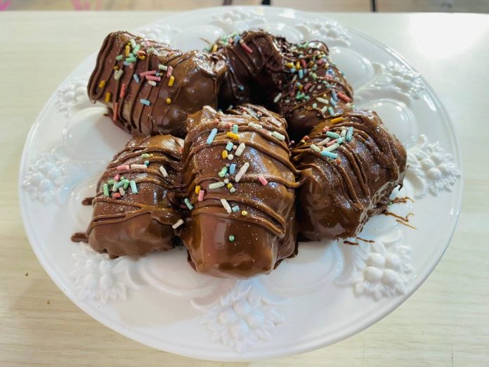 Prosa na Cozinha: veja como fazer bombom com brownie e caramelo crocante