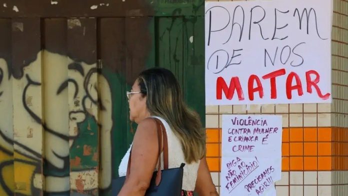 Quatro mulheres foram vítimas de feminicídio por dia no país em 2023 - Notícias