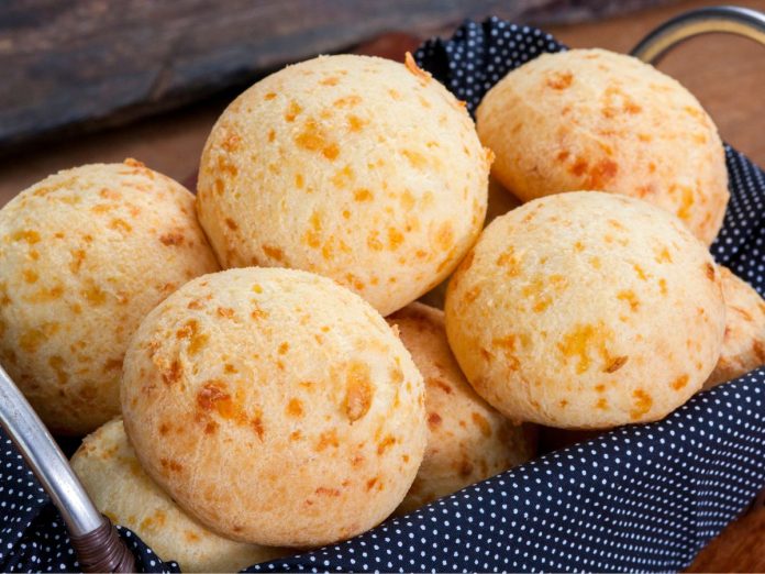 Receita para fazer um delicioso pão de queijo com tapioca em 15 minutos