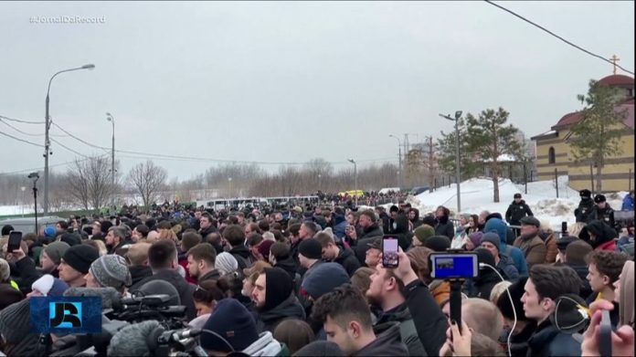 Rússia: milhares de pessoas participam do funeral de Alexei Navalny e protestam contra Putin - Notícias