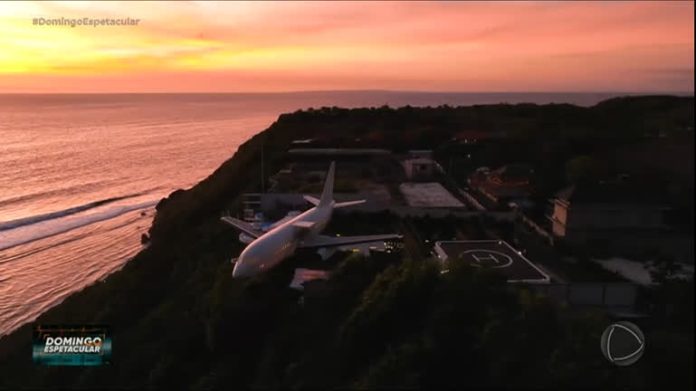 Russo cria hospedagem em avião à beira de penhasco em praia da Indonésia - RecordTV