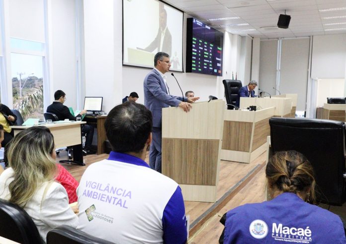 Secretaria de Saúde apresenta ações de combate à dengue no Legislativo