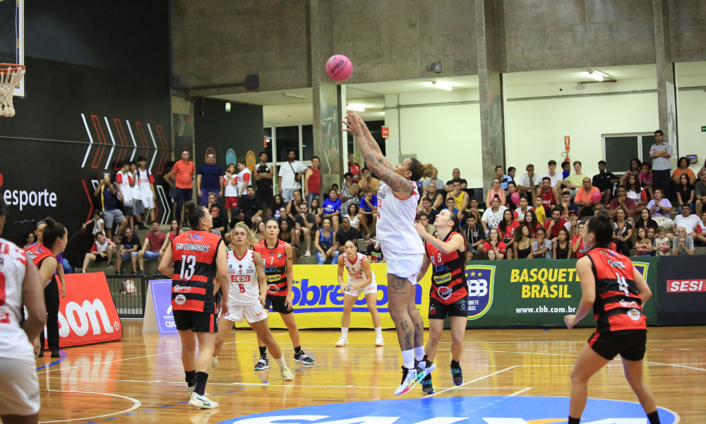 Erika faz arremesso para o Sesi Araraquara no jogo contra o Ituano na LBF