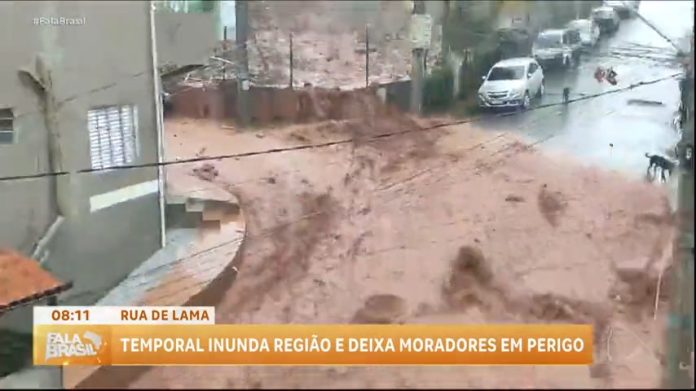 Temporal inunda rua e deixa moradores em perigo na Grande São Paulo - RecordTV