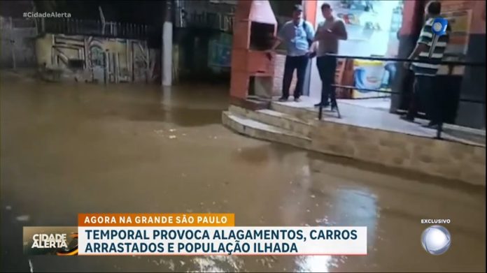 Tremembé e Jaçanã registram pontos de alagamento durante temporal em SP - RecordTV