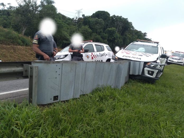 Utilitário colide com atenuador de impacto no Rodoanel em SP