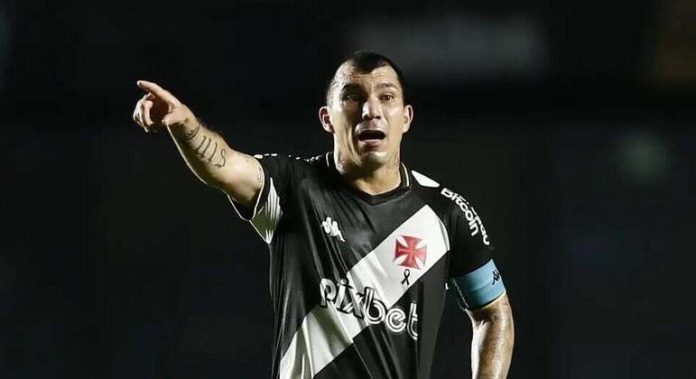 VEJA: Jogadores de Vasco e Água Santa brigam na saída de São Januário; Medel é contido por seguranças - Esportes