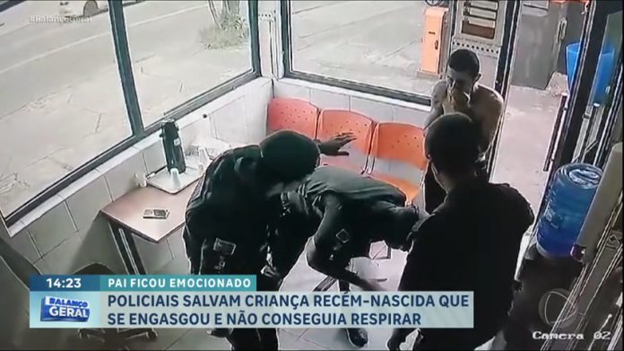 Vídeo: policiais salvam recém-nascido engasgado na zona norte de SP - RecordTV