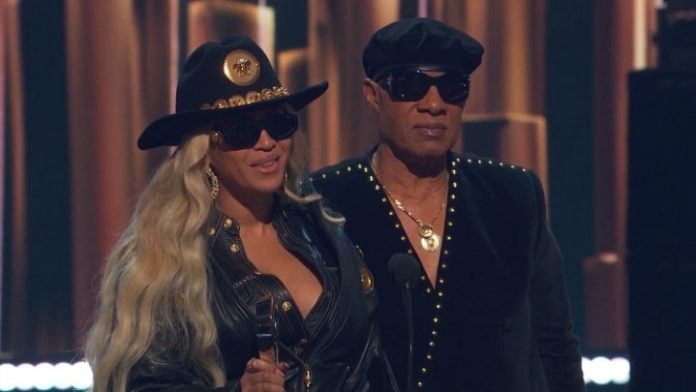 Beyoncé recebe prêmio especial no iHeartRadio Awards das mãos de Stevie Wonder