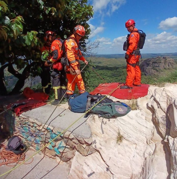 Buscas por jovem desaparecido continuam, na Serra do Cipó (MG)