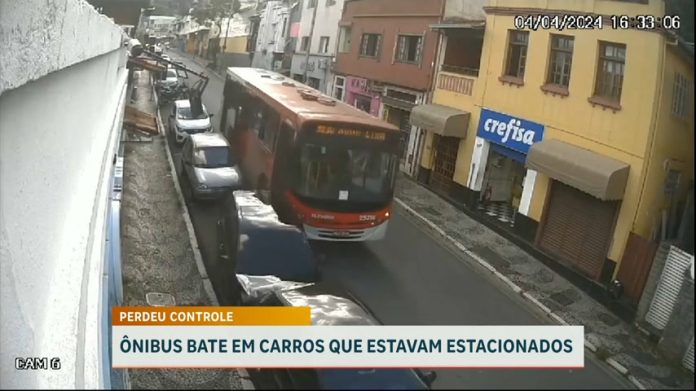 Câmera de segurança flagra momento em que ônibus atinge carros em Nova Lima (MG)