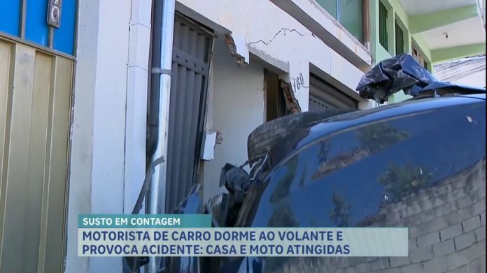 Motorista de carro dorme ao volante e bate em casa em Contagem (MG)